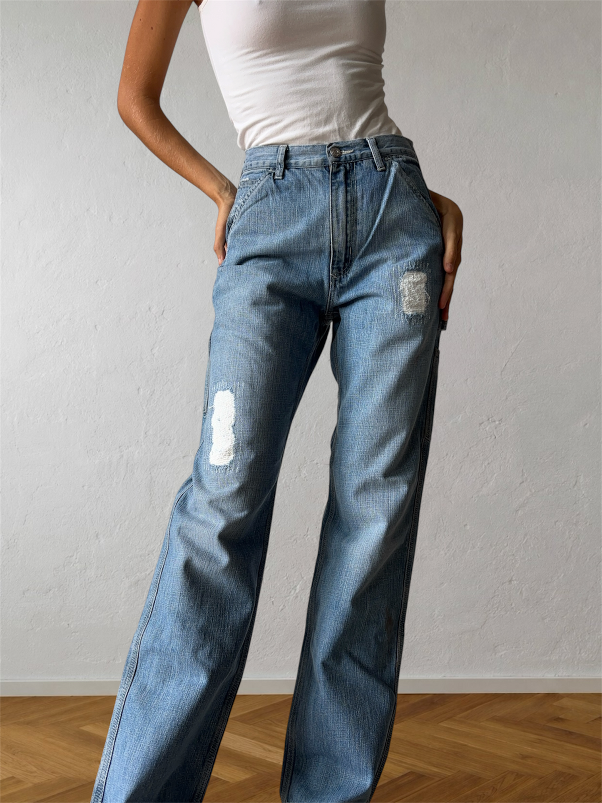Light-wash 90s jeans with zipper and yellow lettering
