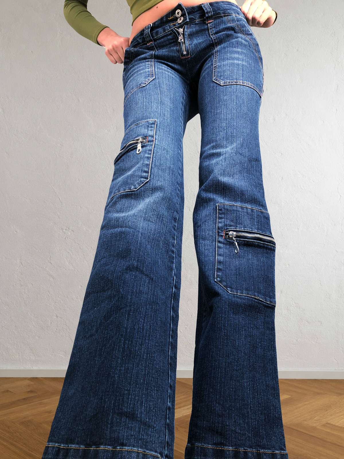 Low-rise cargo jeans with zip