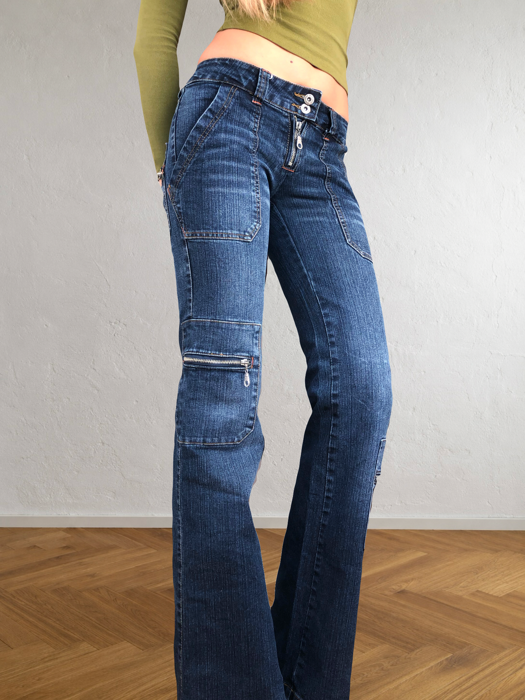 Low-rise cargo jeans with zip