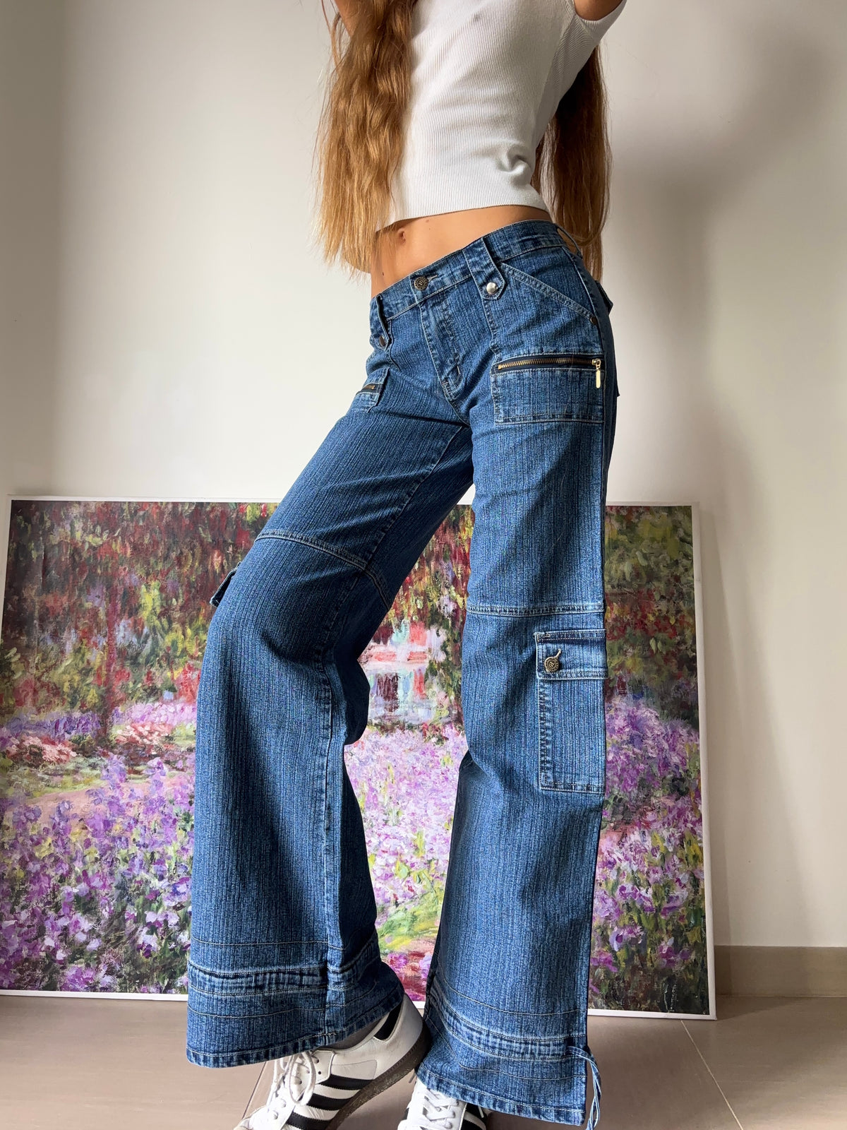 Jeans cargo svasati a palazzo con lacci in fondo