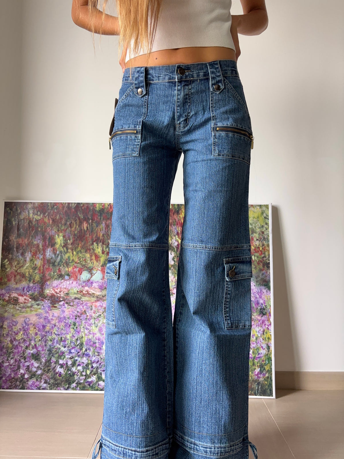Jeans cargo svasati a palazzo con lacci in fondo