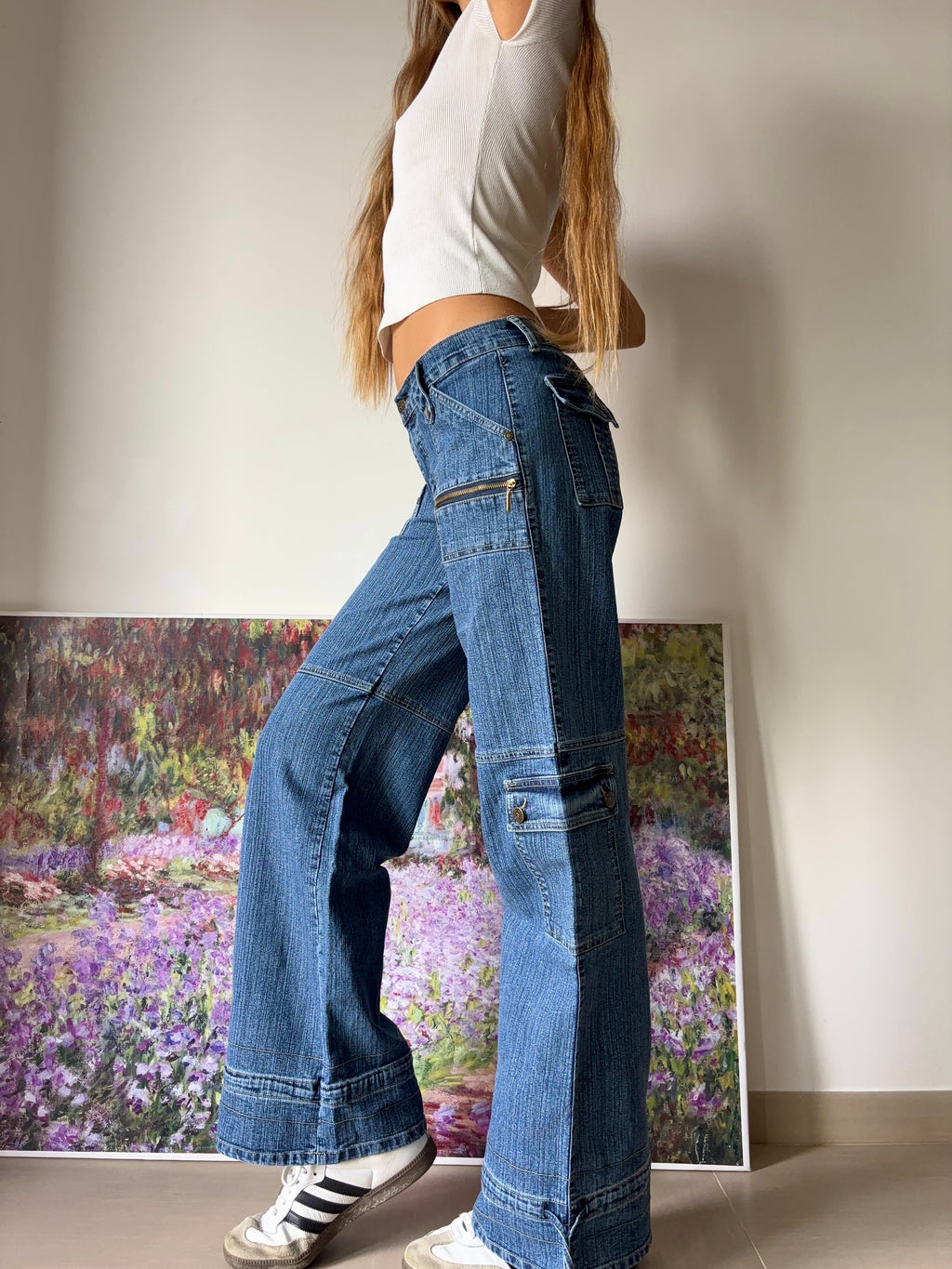 Jeans cargo svasati a palazzo con lacci in fondo