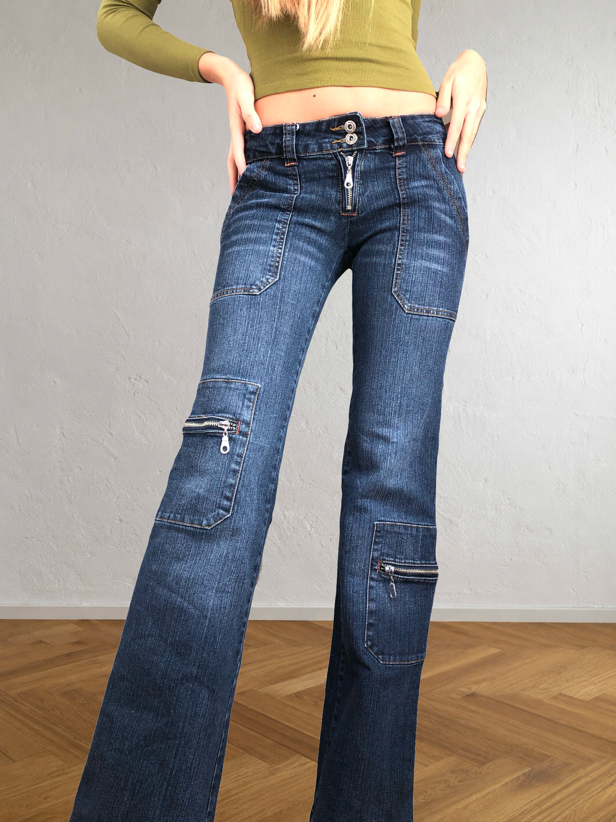 Low-rise cargo jeans with zip
