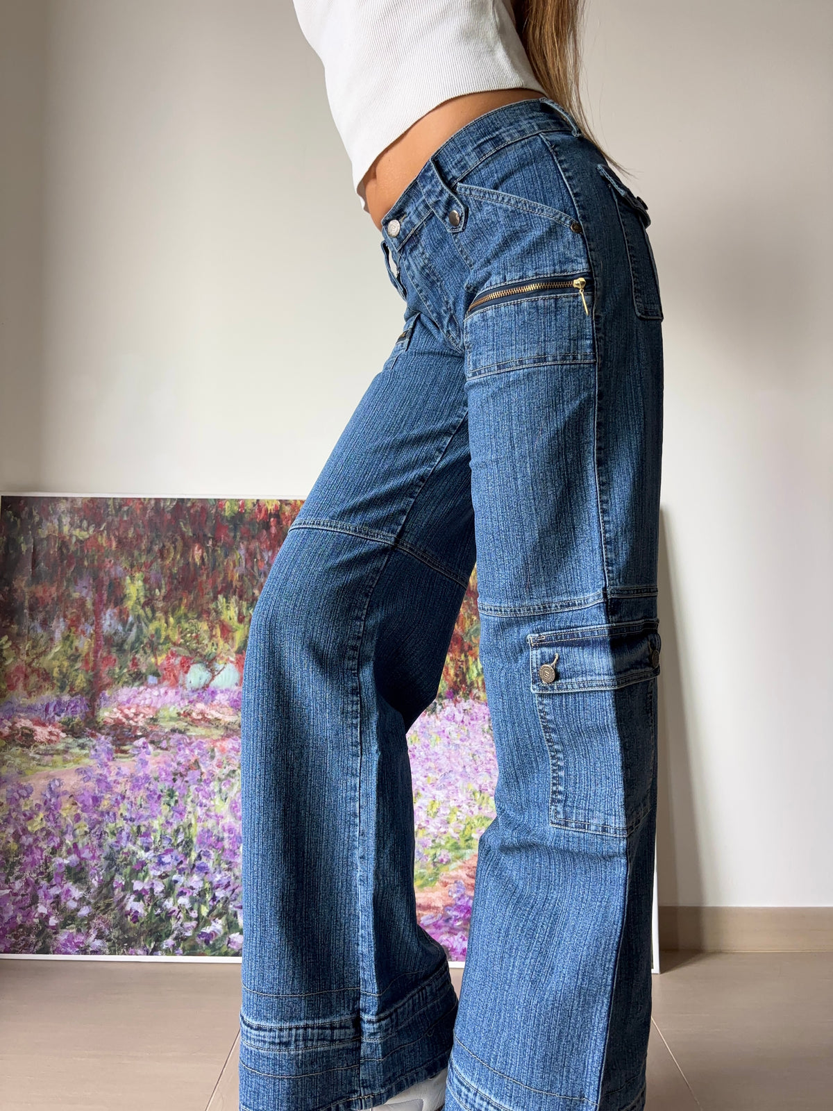 Jeans cargo svasati a palazzo con lacci in fondo