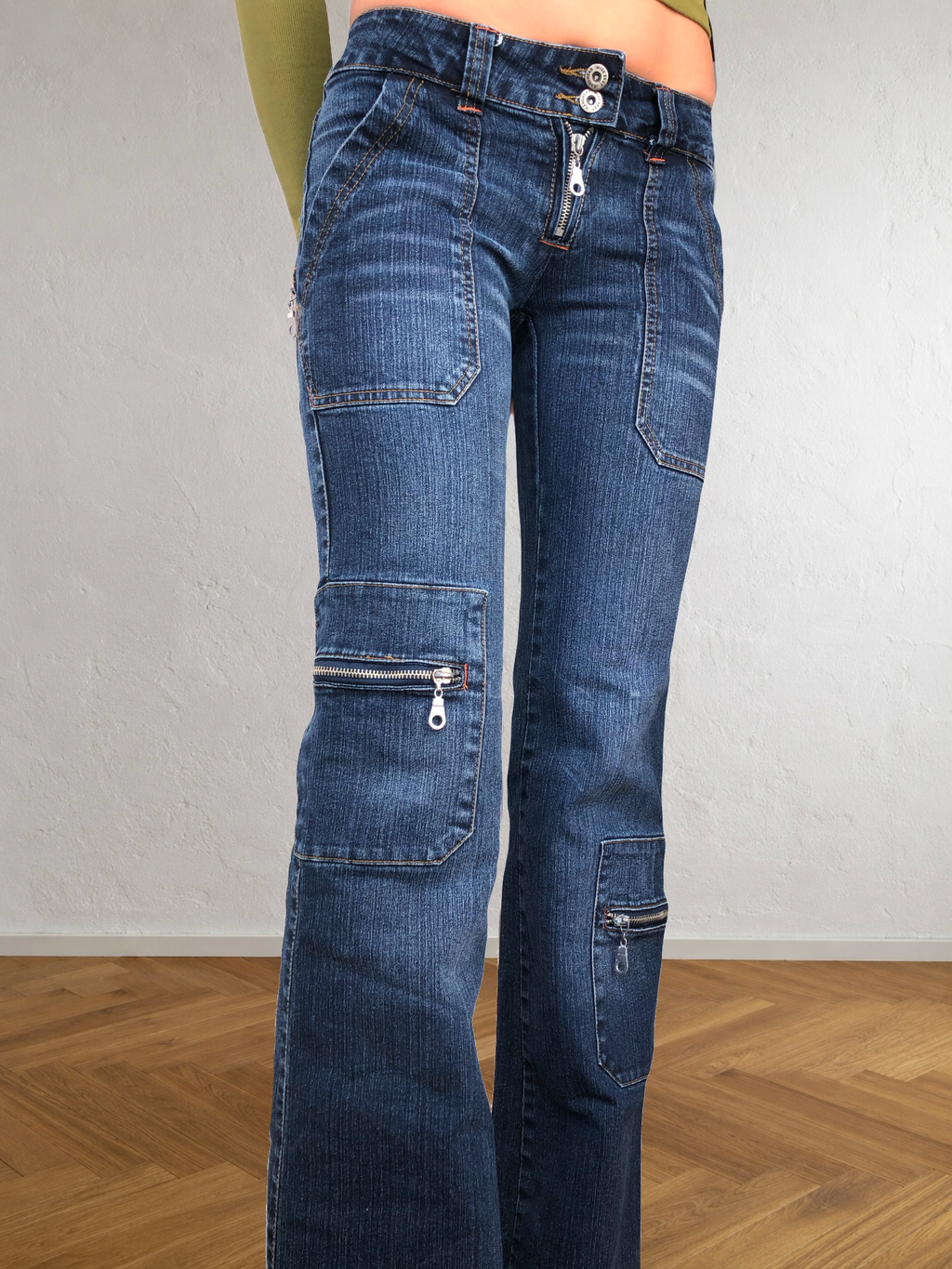 Low-rise cargo jeans with zip