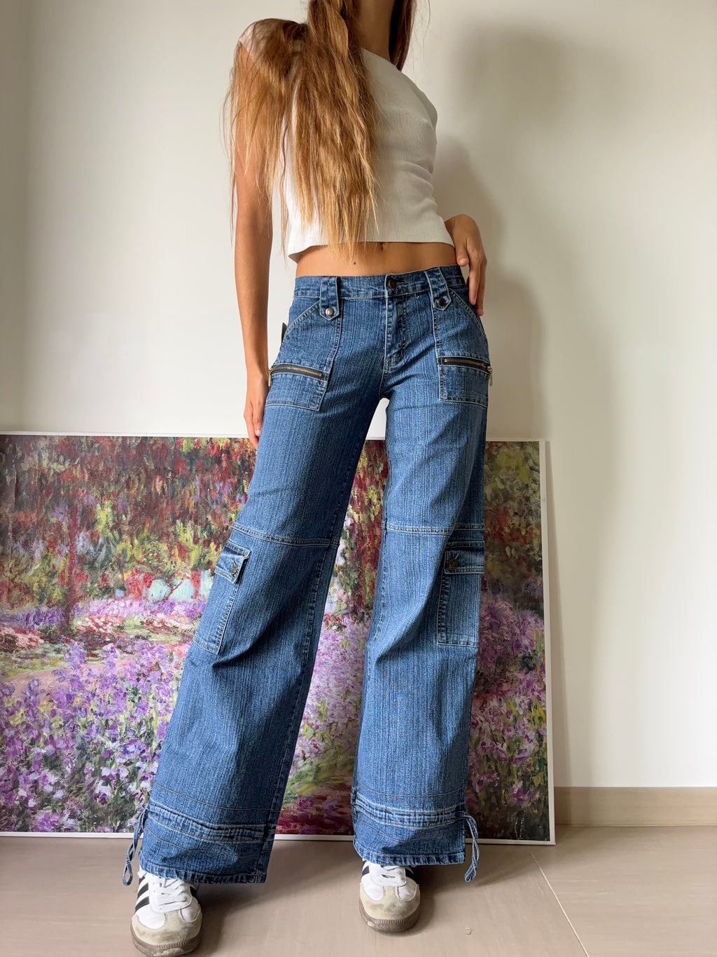Jeans cargo svasati a palazzo con lacci in fondo