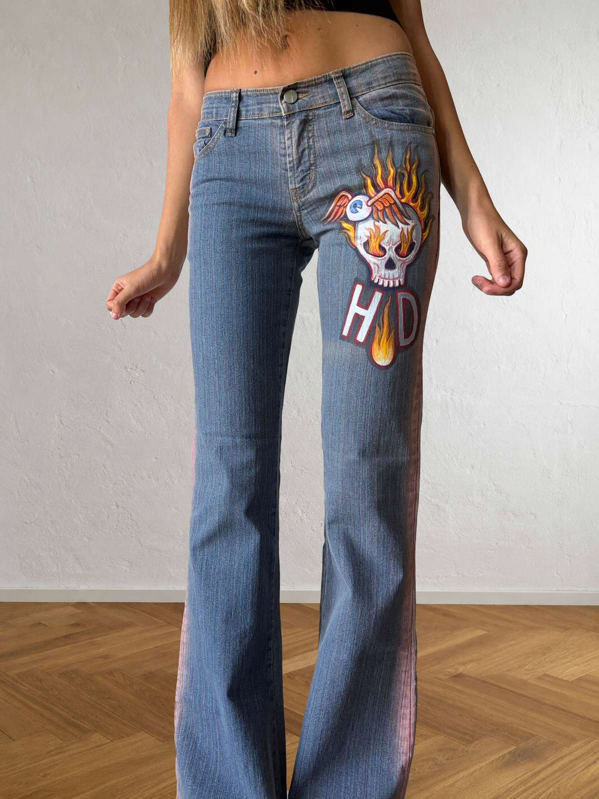 Jeans svasato con disegni fatti a mano anni 2000