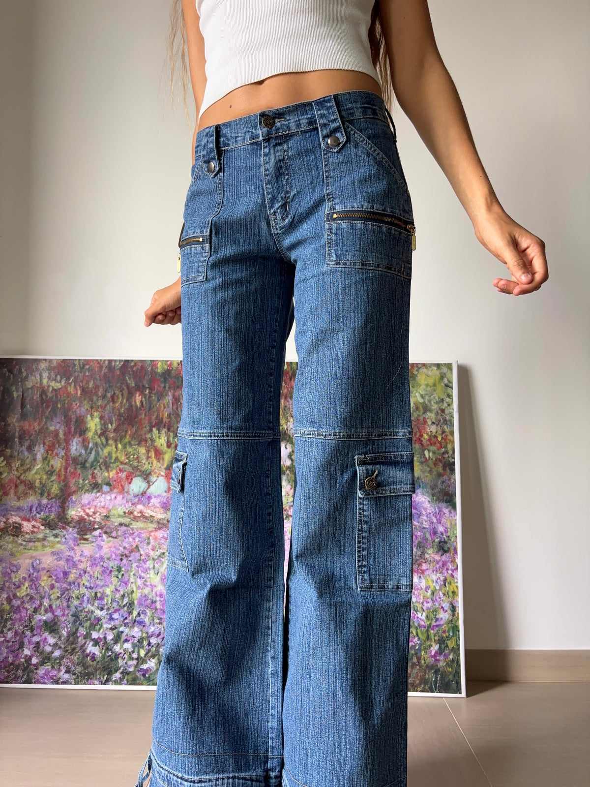 Jeans cargo svasati a palazzo con lacci in fondo