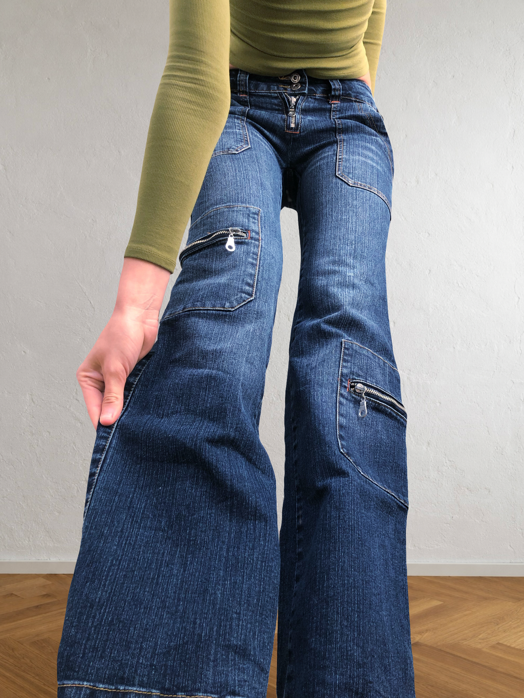 Low-rise cargo jeans with zip