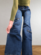 Low-rise cargo jeans with zip