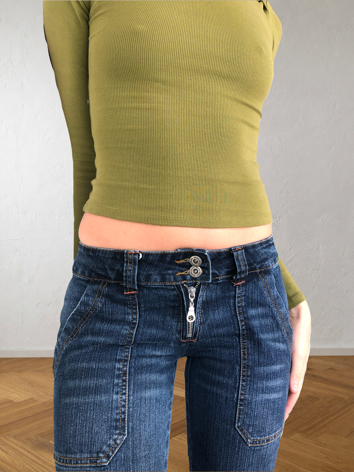 Low-rise cargo jeans with zip