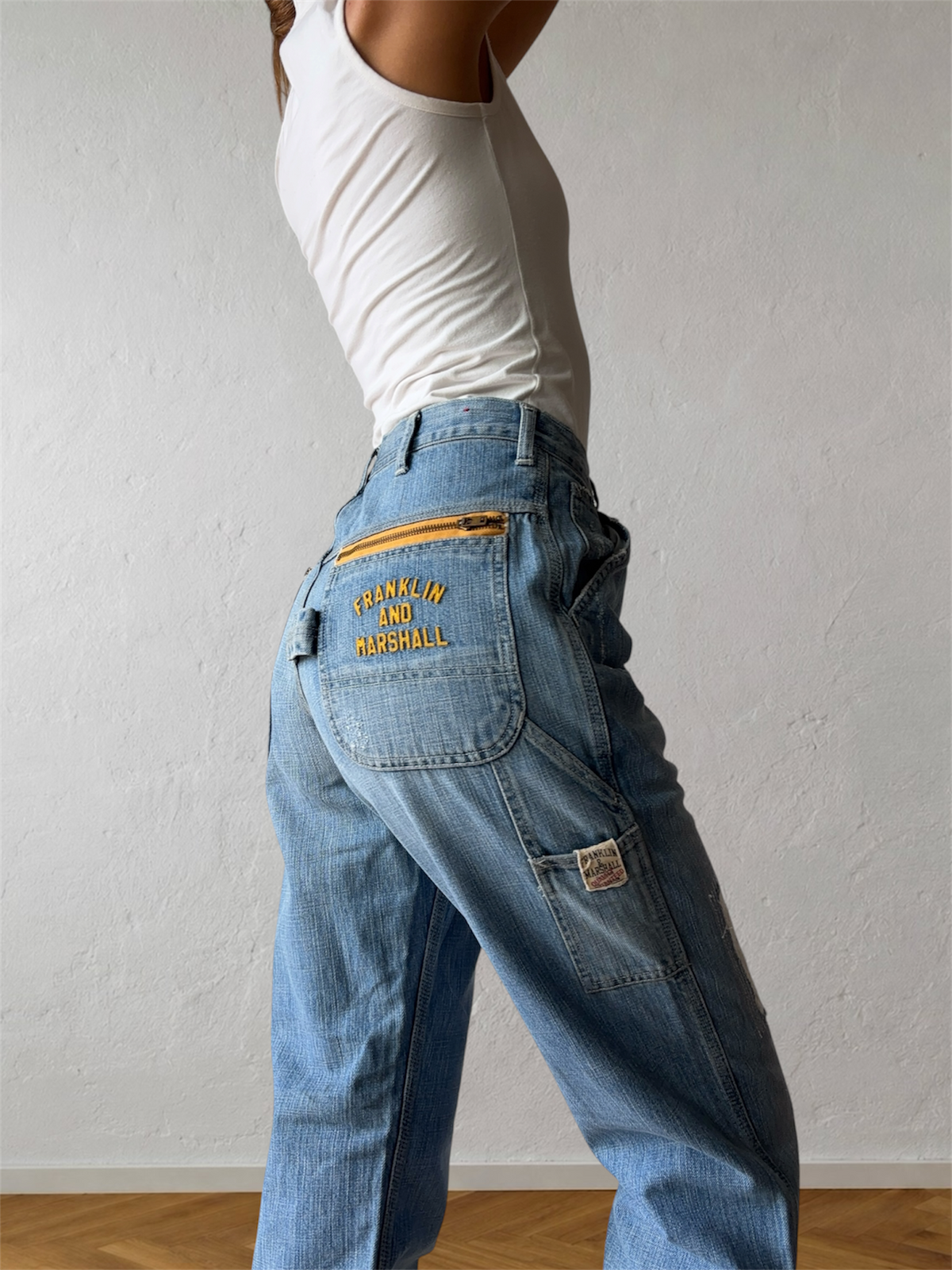 Light-wash 90s jeans with zipper and yellow lettering