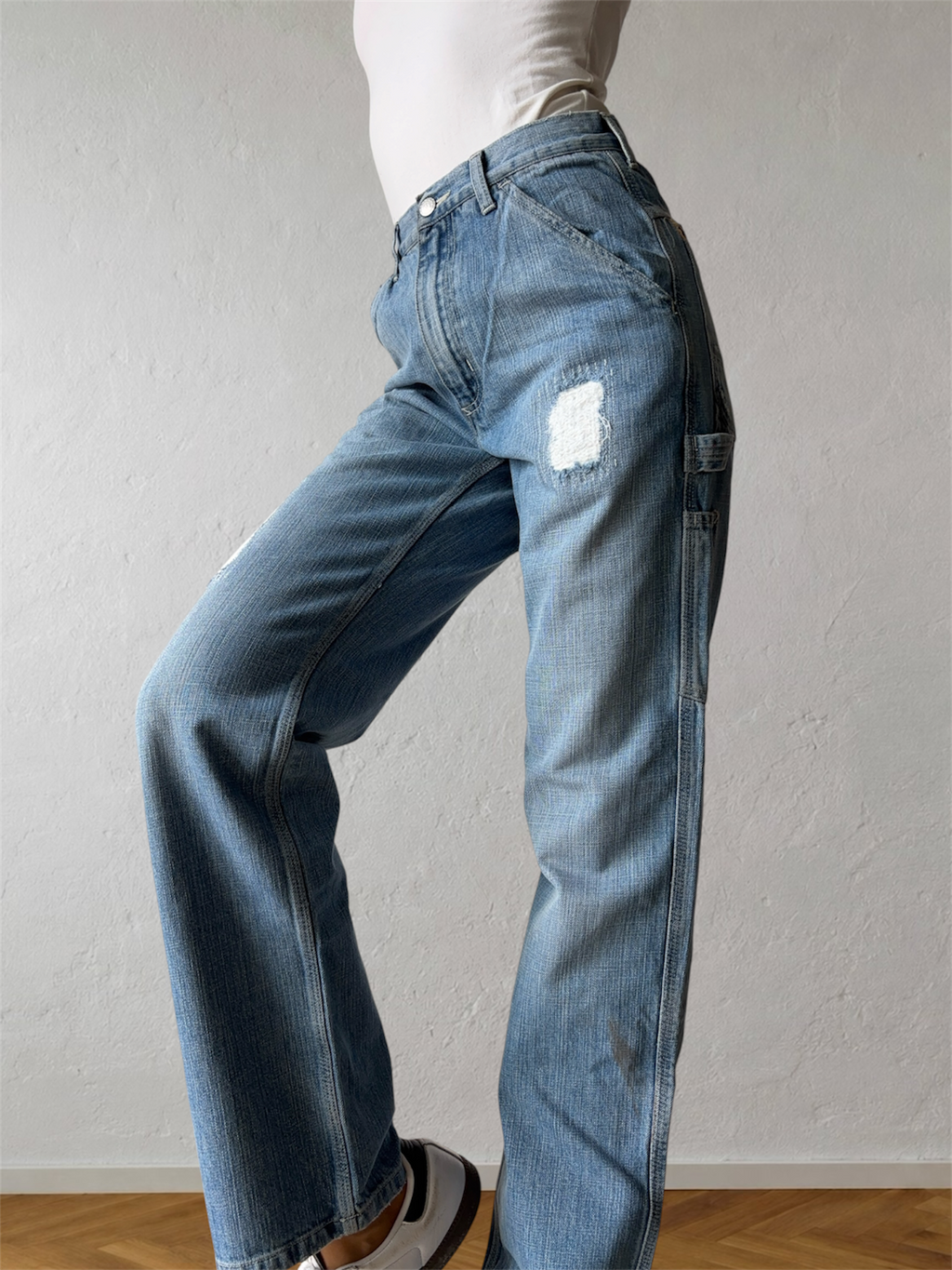 Light-wash 90s jeans with zipper and yellow lettering