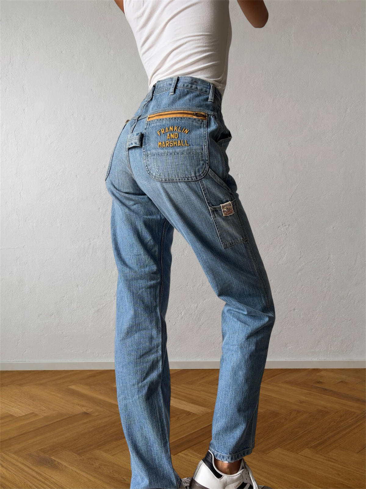 Light-wash 90s jeans with zipper and yellow lettering