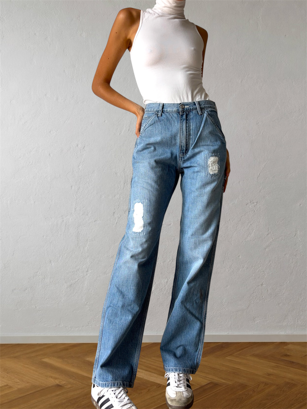 Light-wash 90s jeans with zipper and yellow lettering