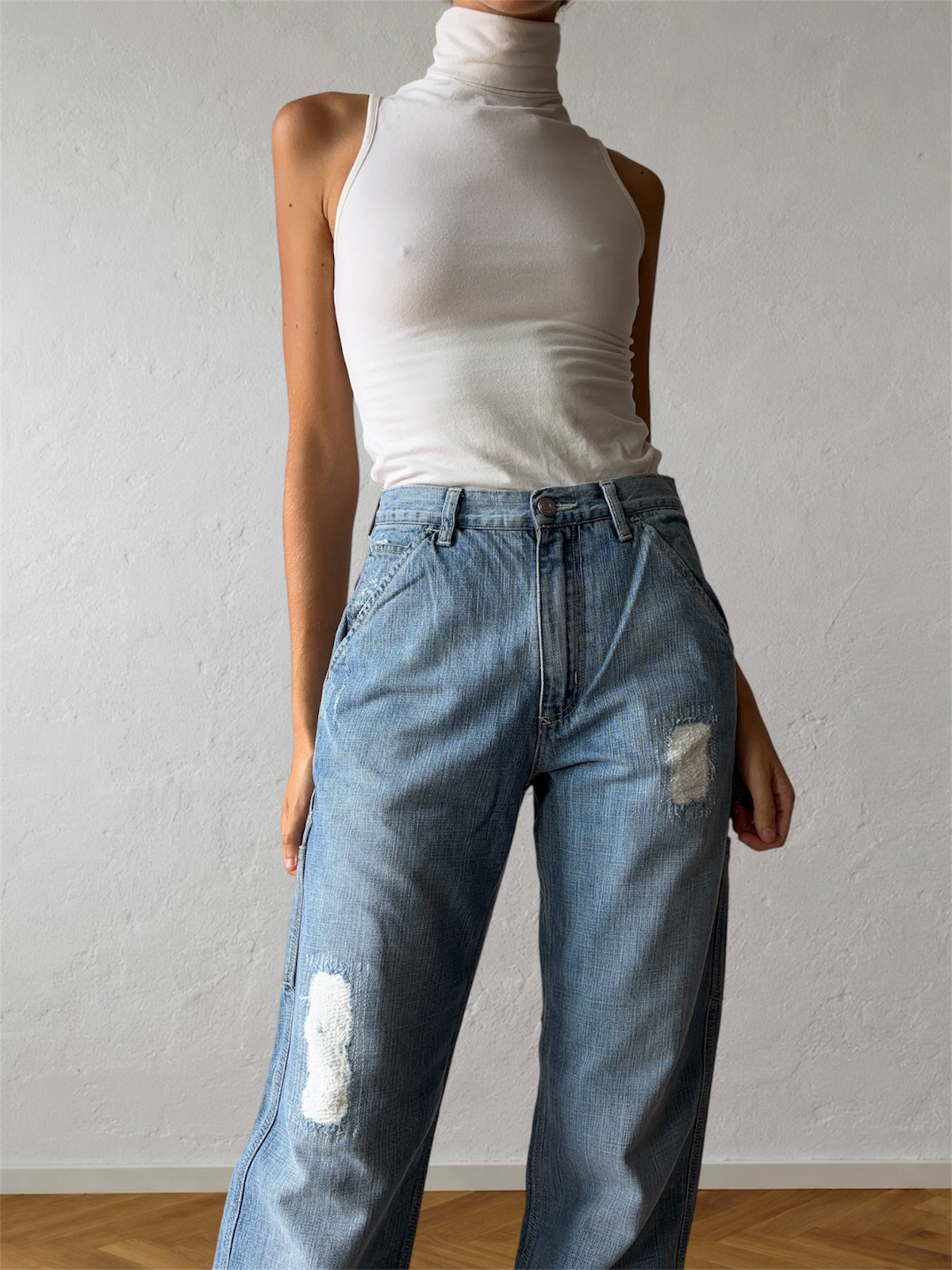Light-wash 90s jeans with zipper and yellow lettering