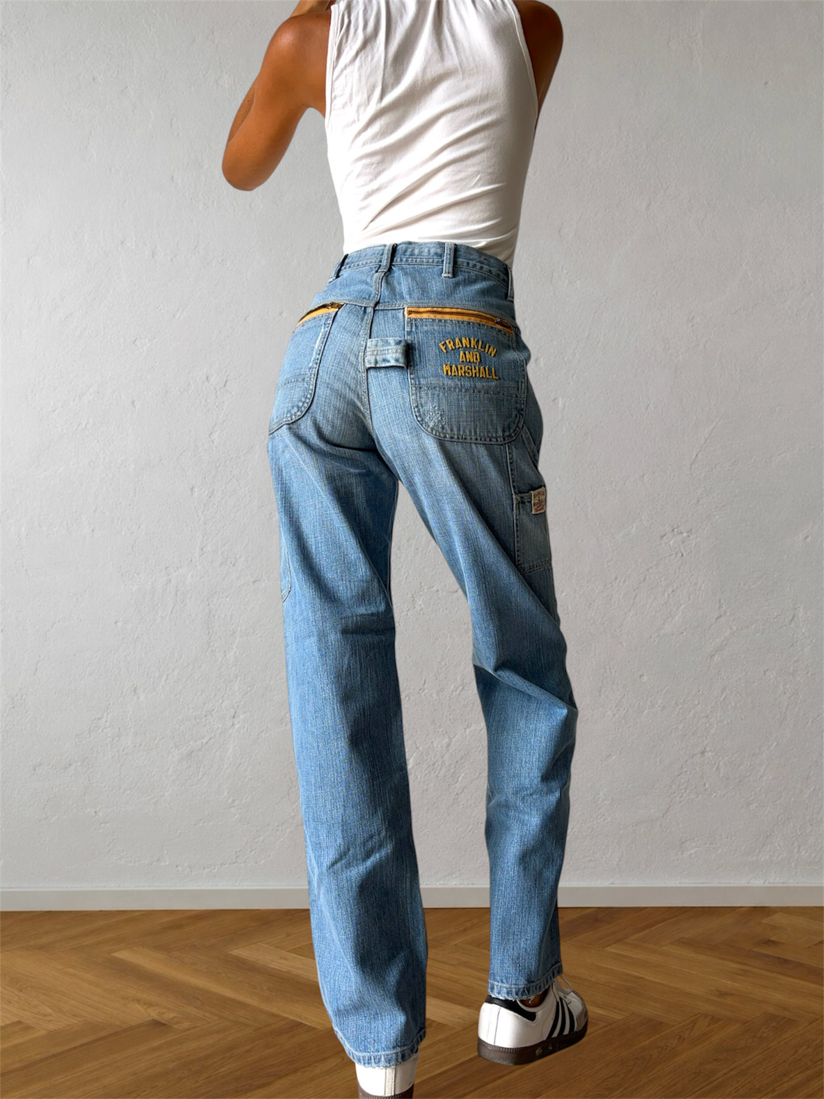 Light-wash 90s jeans with zipper and yellow lettering