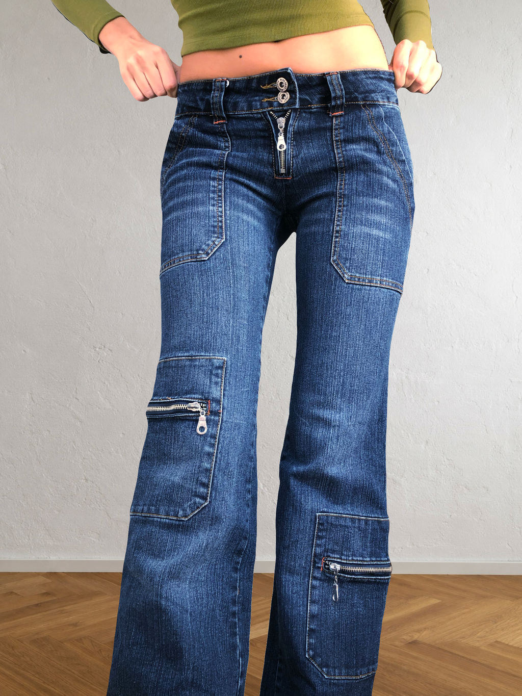 Low-rise cargo jeans with zip