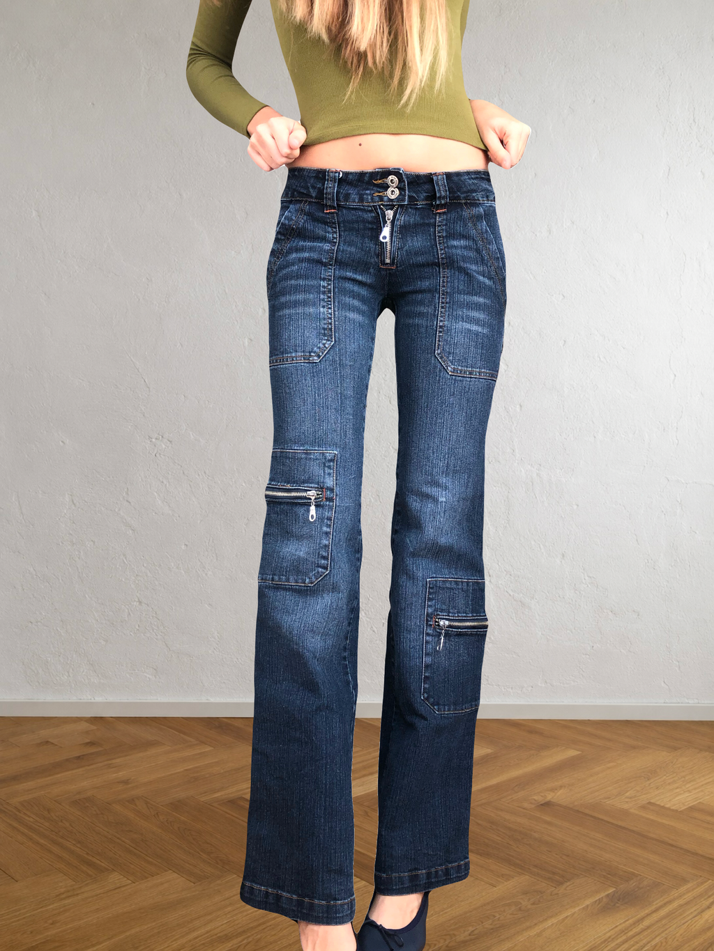 Low-rise cargo jeans with zip