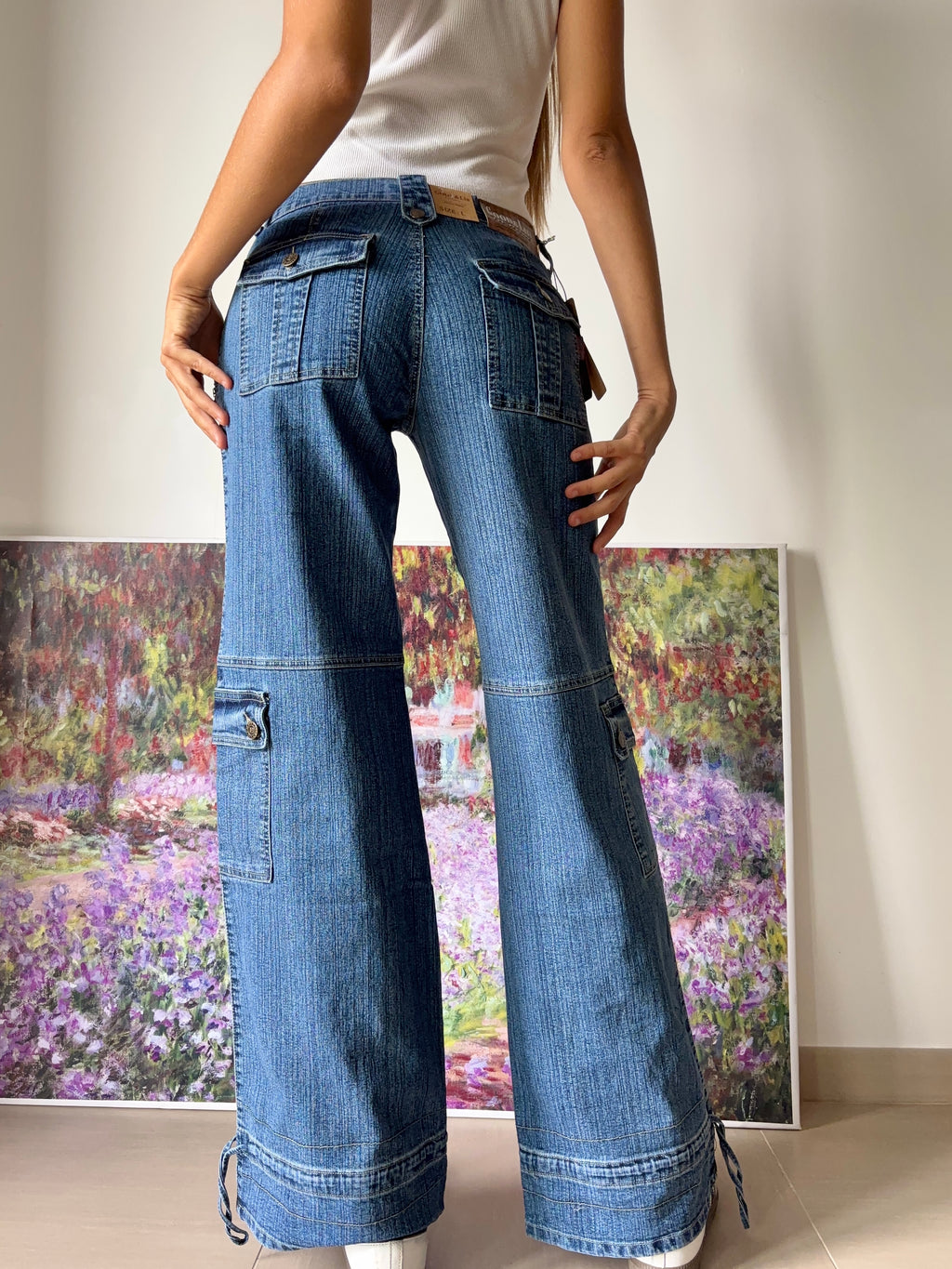 Jeans cargo svasati a palazzo con lacci in fondo
