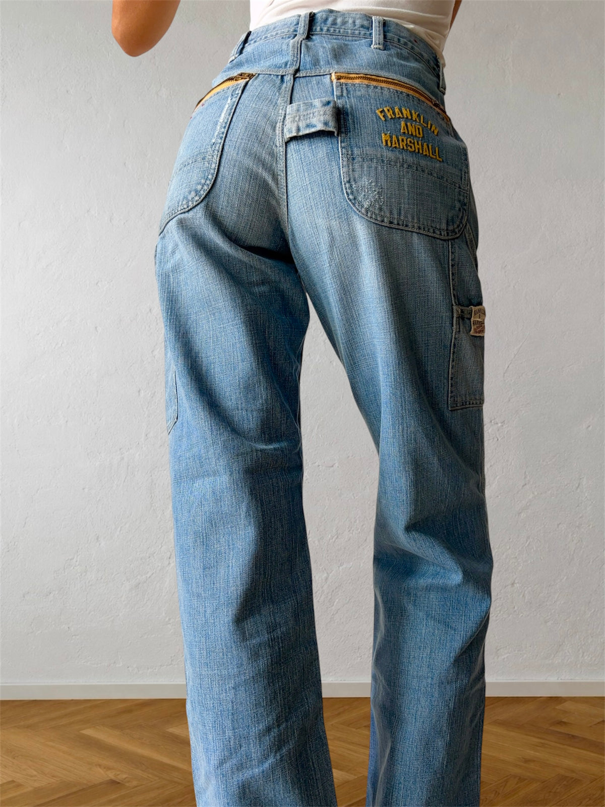 Jeans chiari anni 90 con zip e scritta gialla