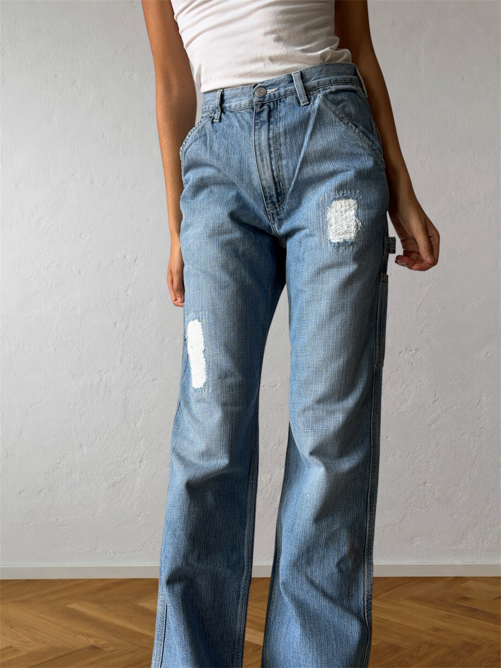 Light-wash 90s jeans with zipper and yellow lettering