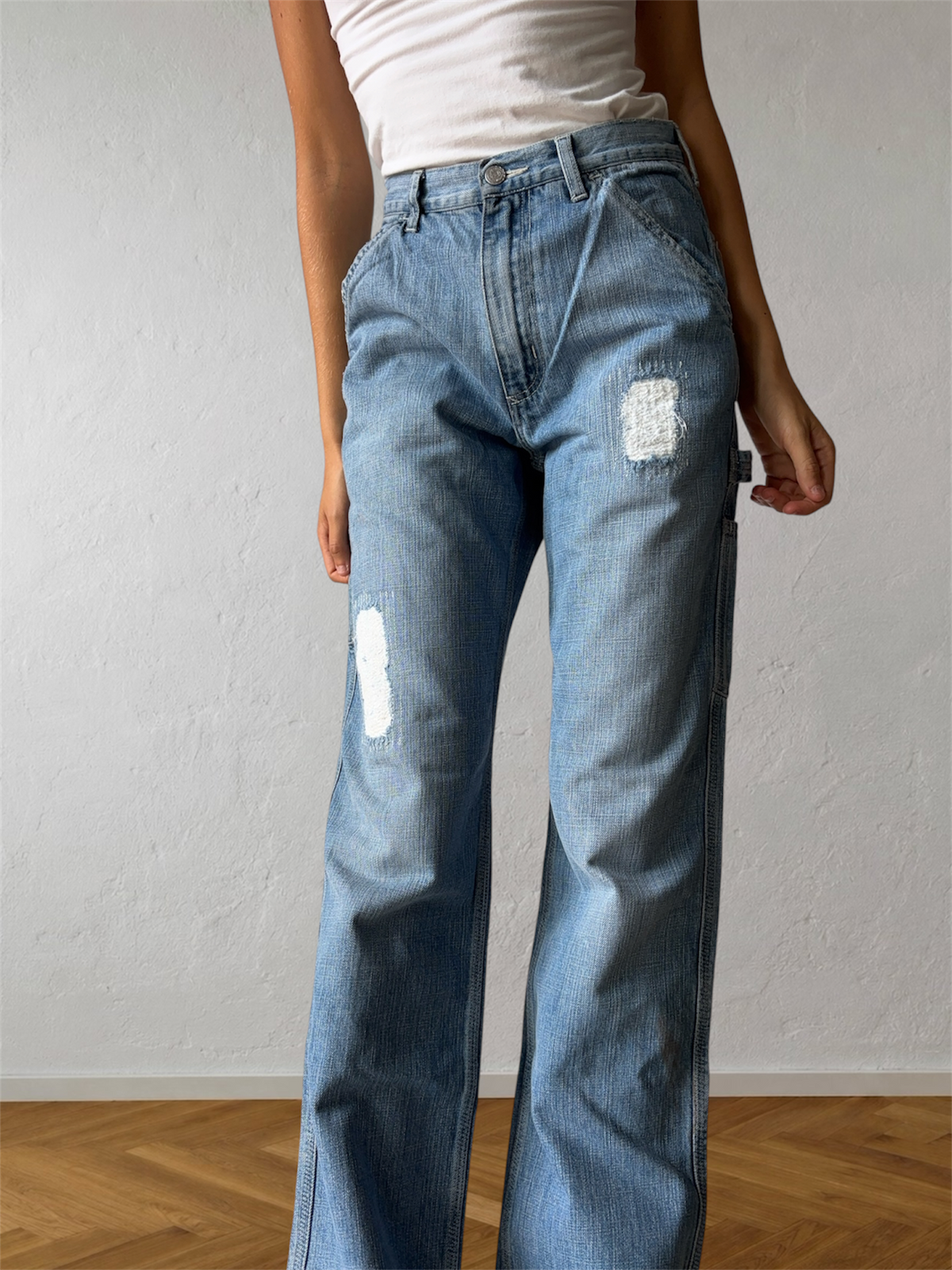 Light-wash 90s jeans with zipper and yellow lettering