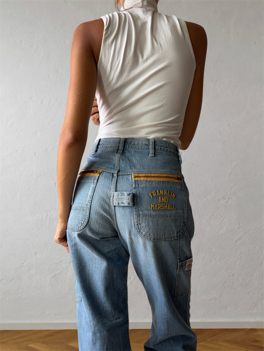 Light-wash 90s jeans with zipper and yellow lettering