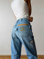 Light-wash 90s jeans with zipper and yellow lettering