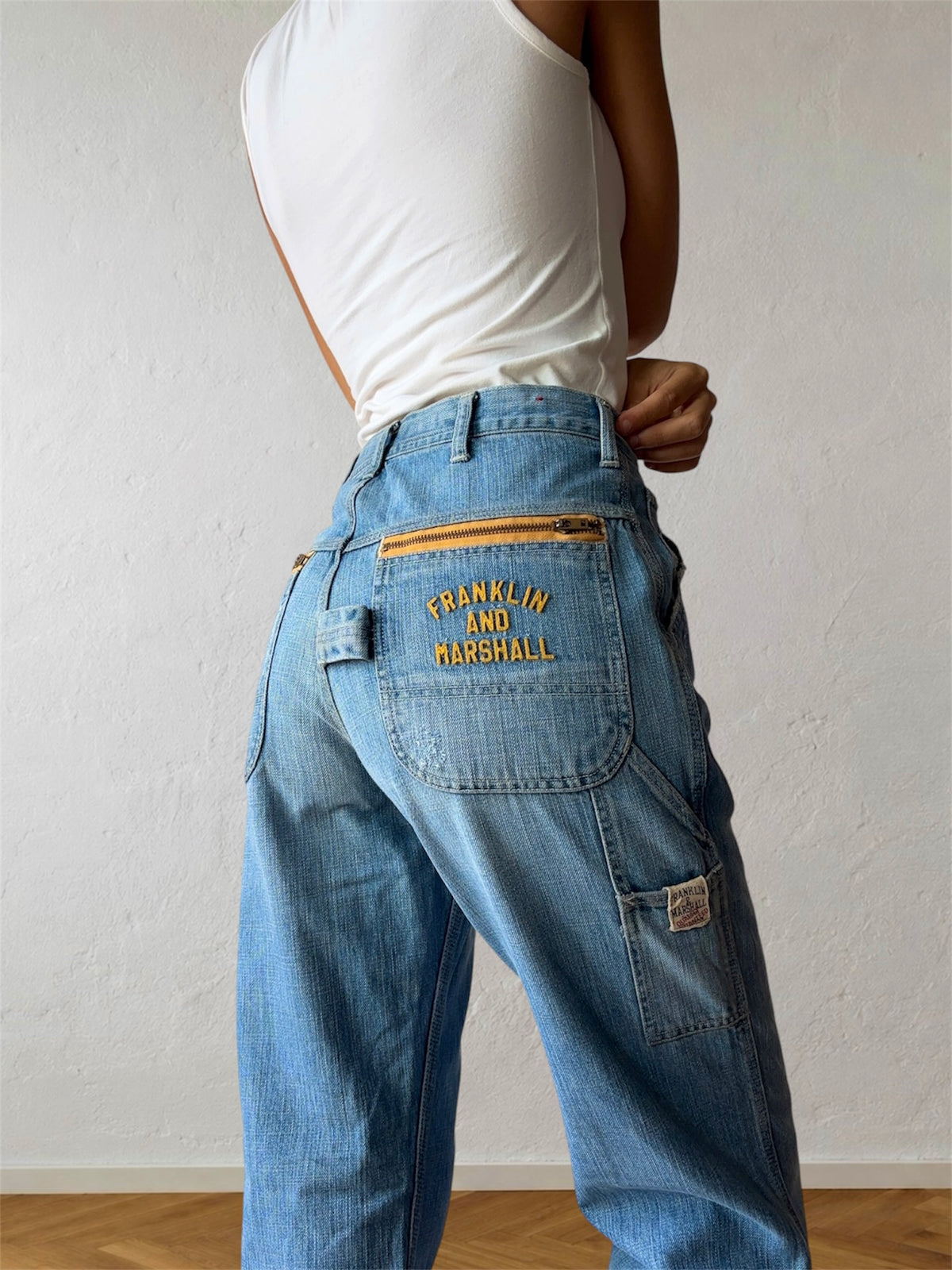 Light-wash 90s jeans with zipper and yellow lettering