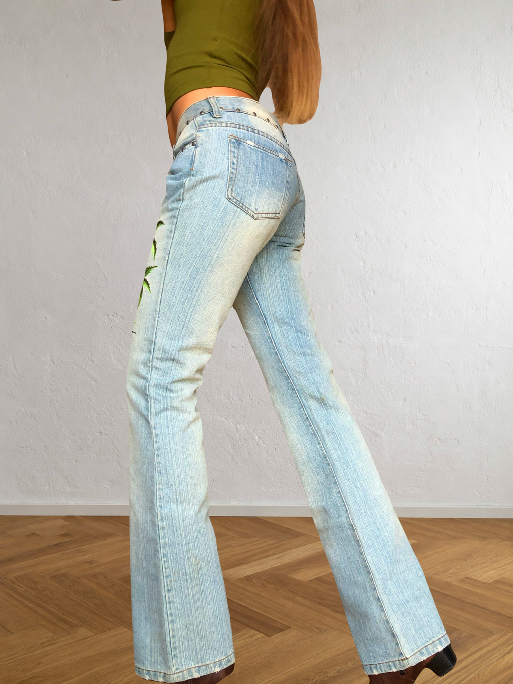 Low-rise bootcut embroidered flared jeans