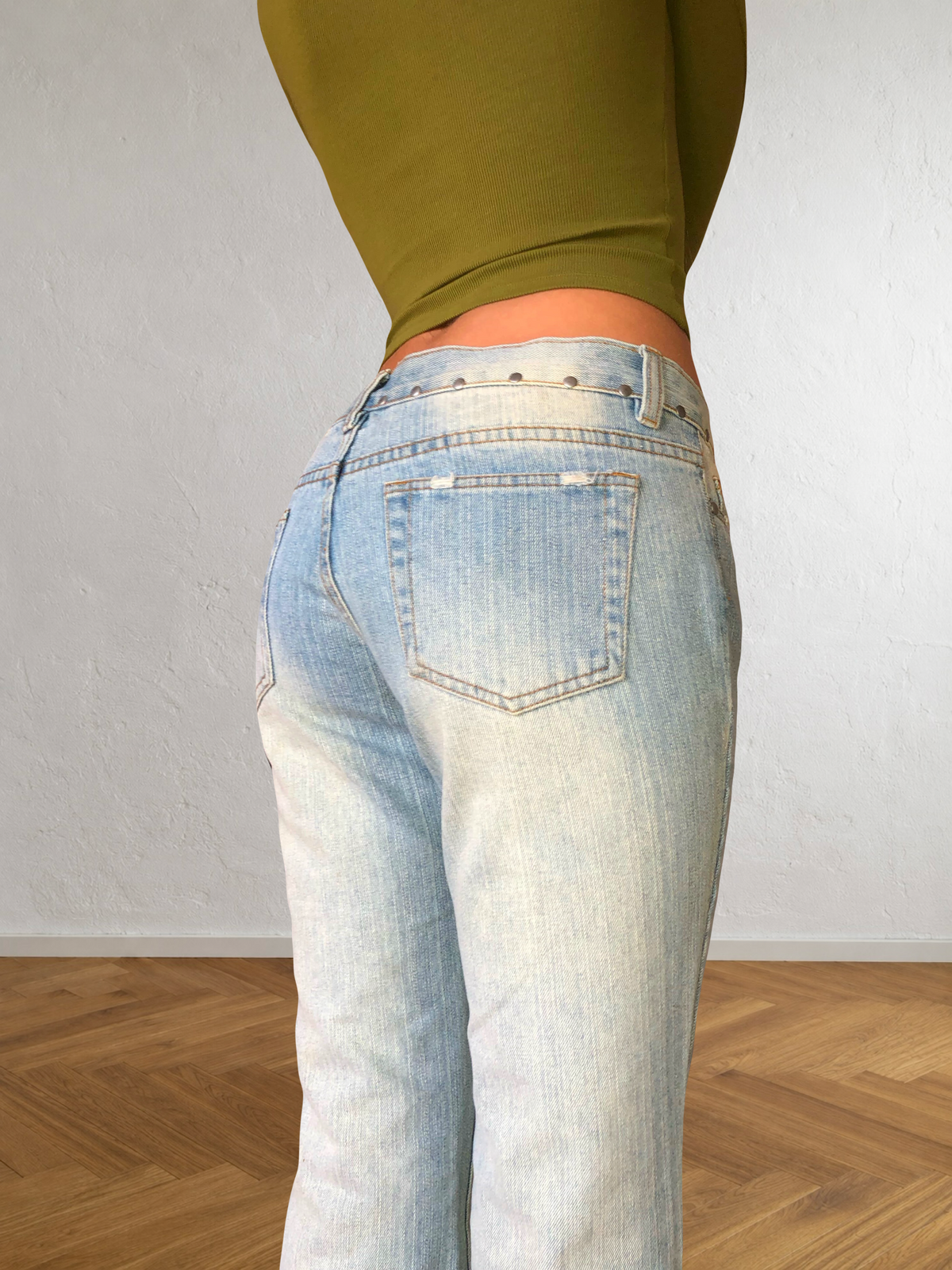 Low-rise bootcut embroidered flared jeans