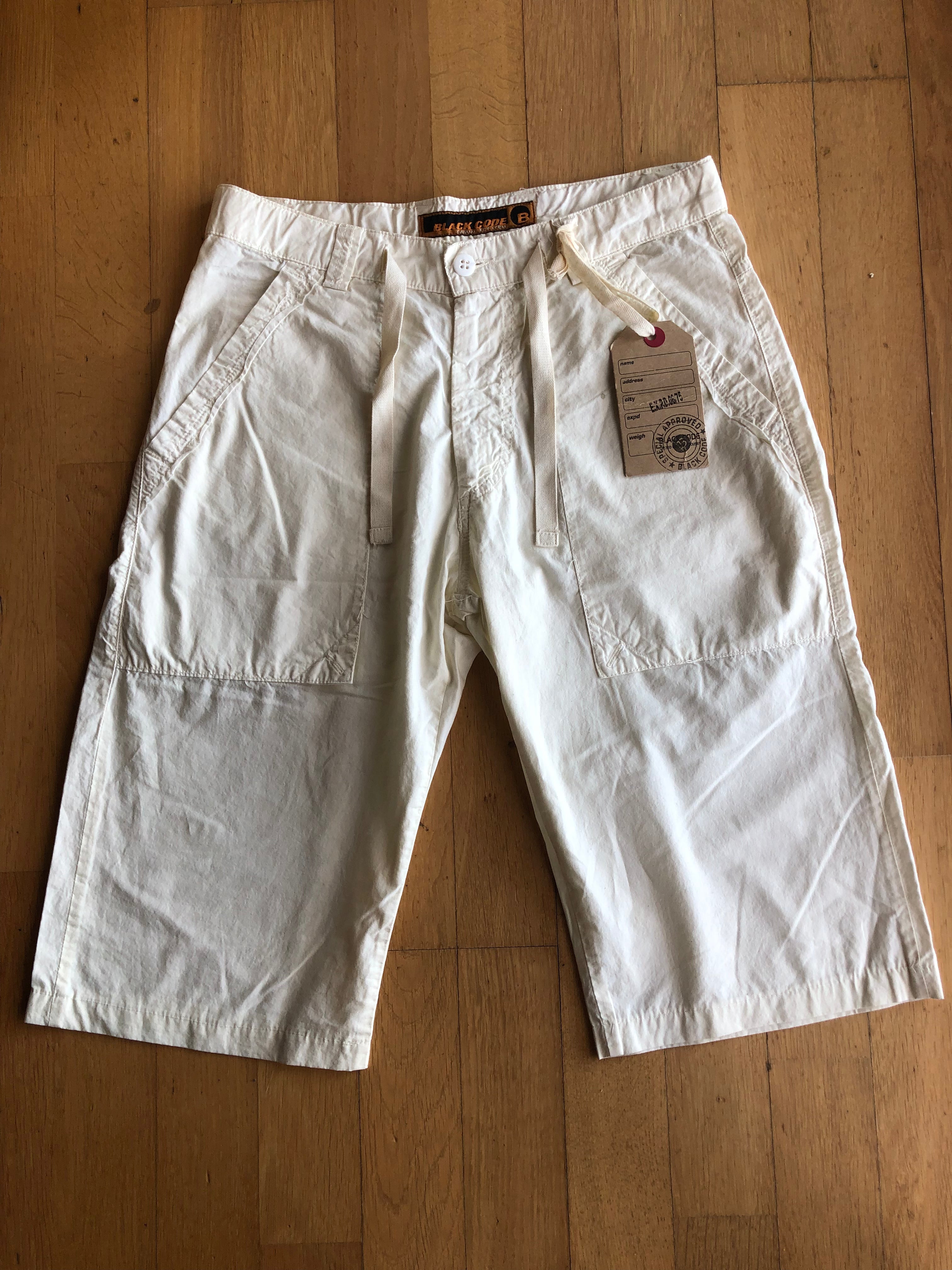 Weiße knielange Shorts im Stil der 90er