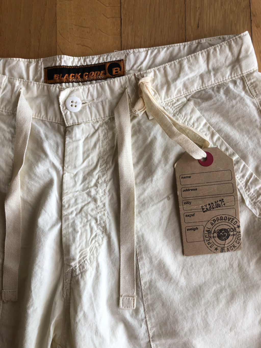 Weiße knielange Shorts im Stil der 90er