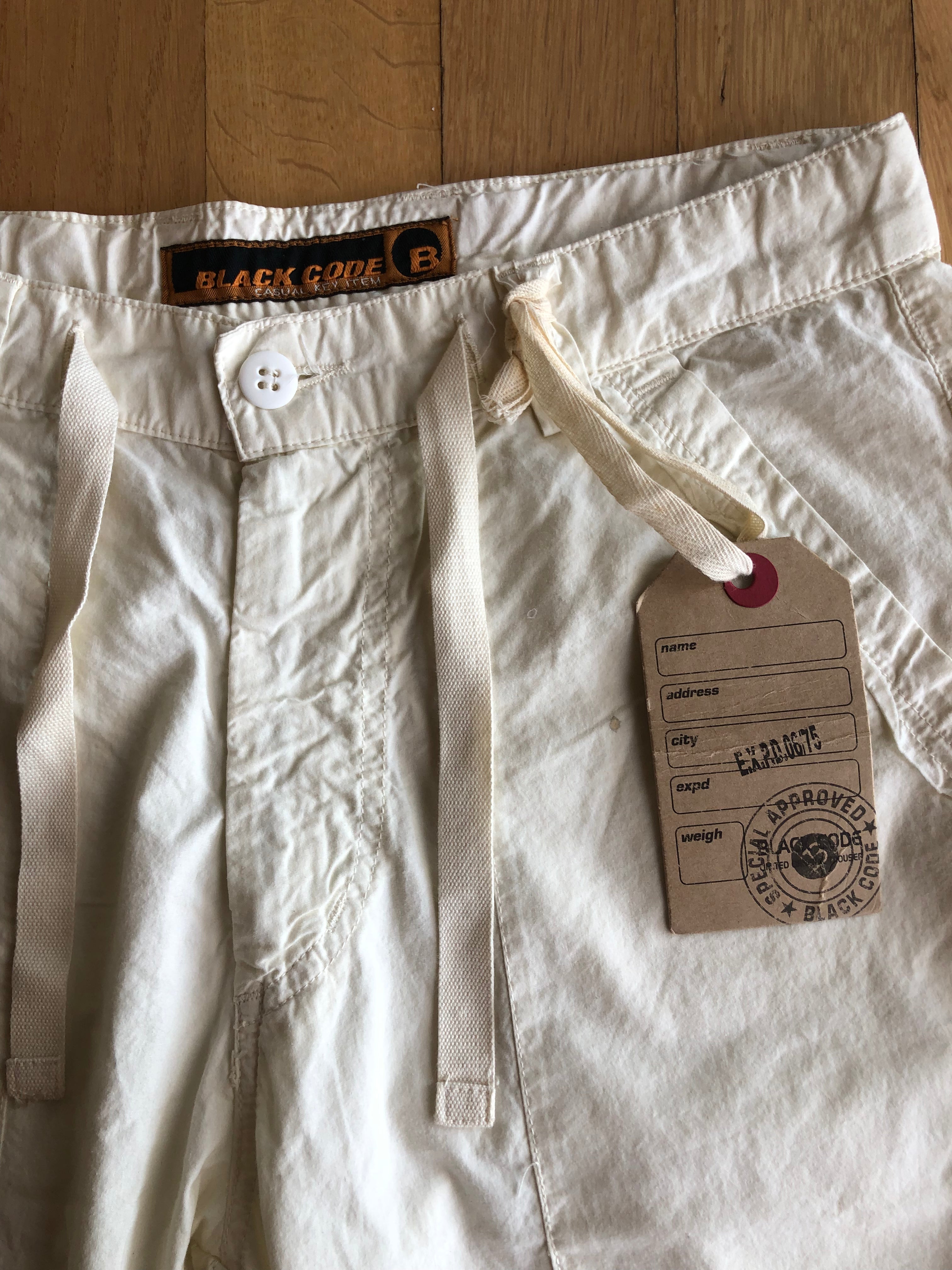 Weiße knielange Shorts im Stil der 90er