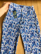Blaue und weiße ONYX-Hose mit Blumenmuster im Stil der 90er
