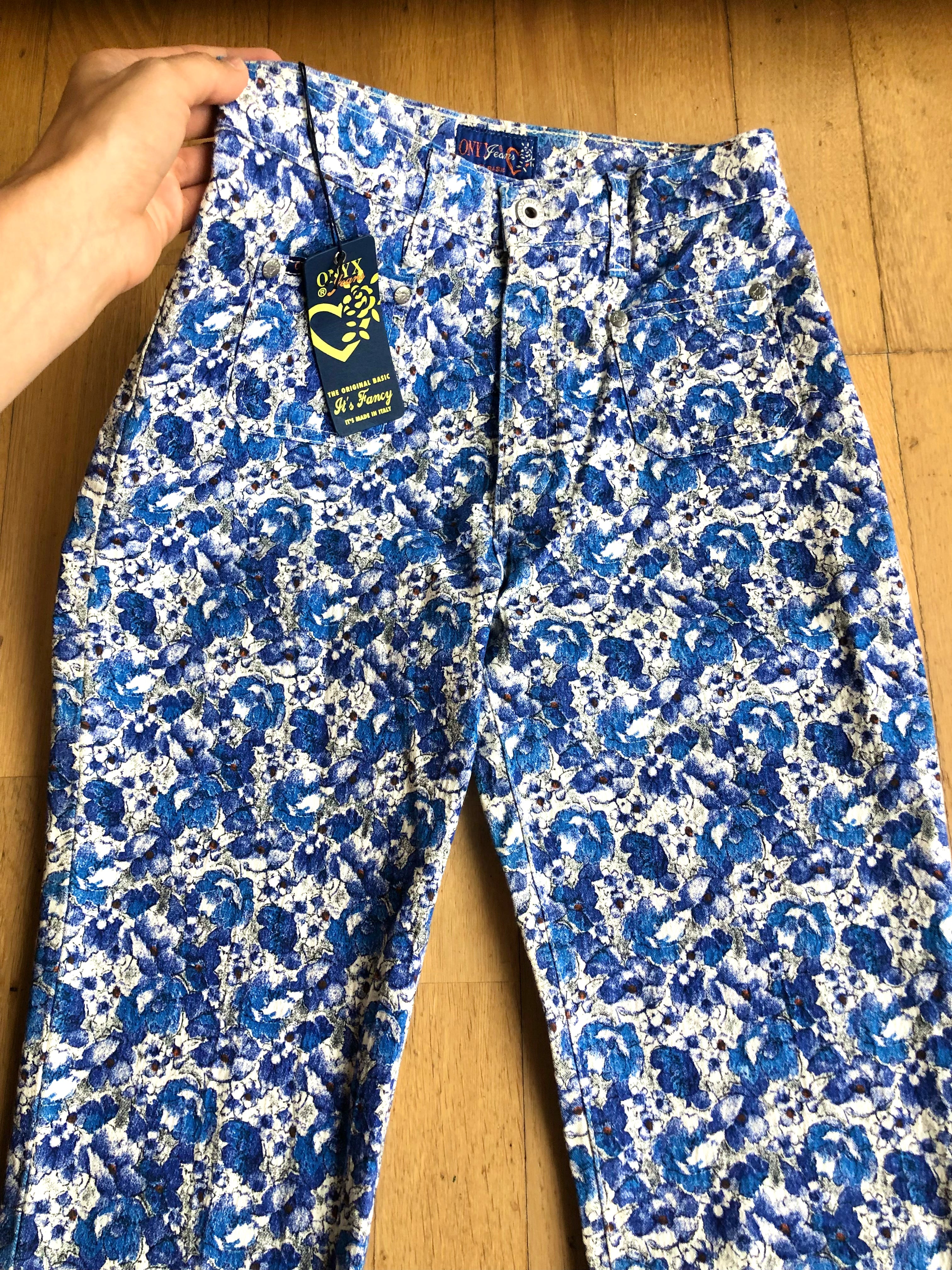 Blaue und weiße ONYX-Hose mit Blumenmuster im Stil der 90er
