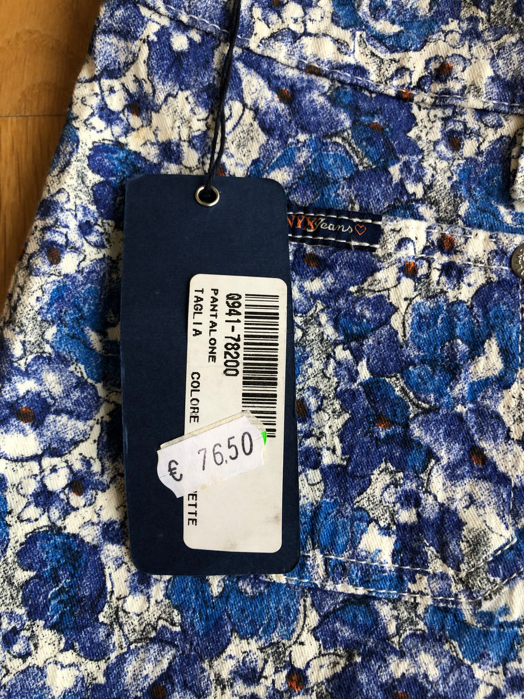 Blaue und weiße ONYX-Hose mit Blumenmuster im Stil der 90er
