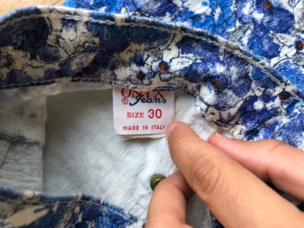 Blaue und weiße ONYX-Hose mit Blumenmuster im Stil der 90er