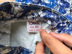 Blaue und weiße ONYX-Hose mit Blumenmuster im Stil der 90er