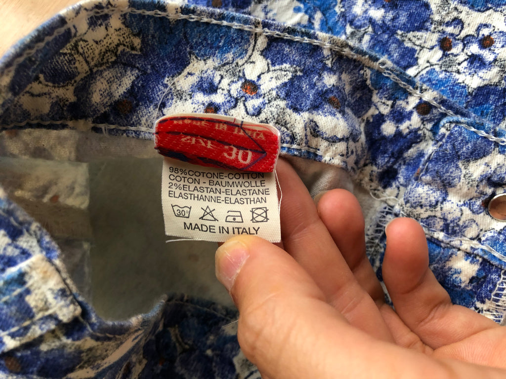 Blaue und weiße ONYX-Hose mit Blumenmuster im Stil der 90er