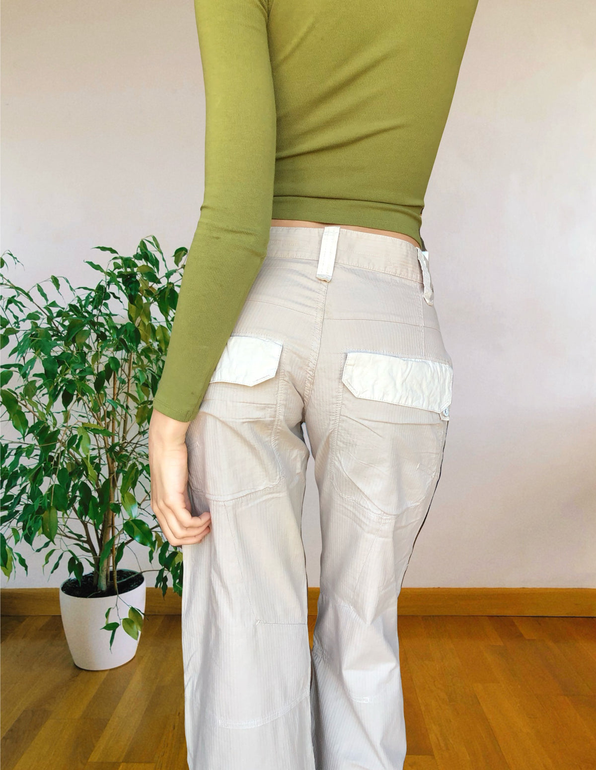 Beigefarbene Cargo-Hose mit weitem Bein und hellen Einsätzen