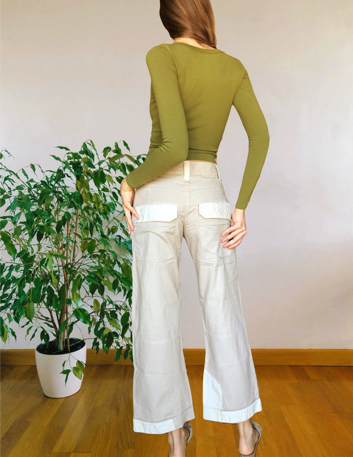 Beigefarbene Cargo-Hose mit weitem Bein und hellen Einsätzen