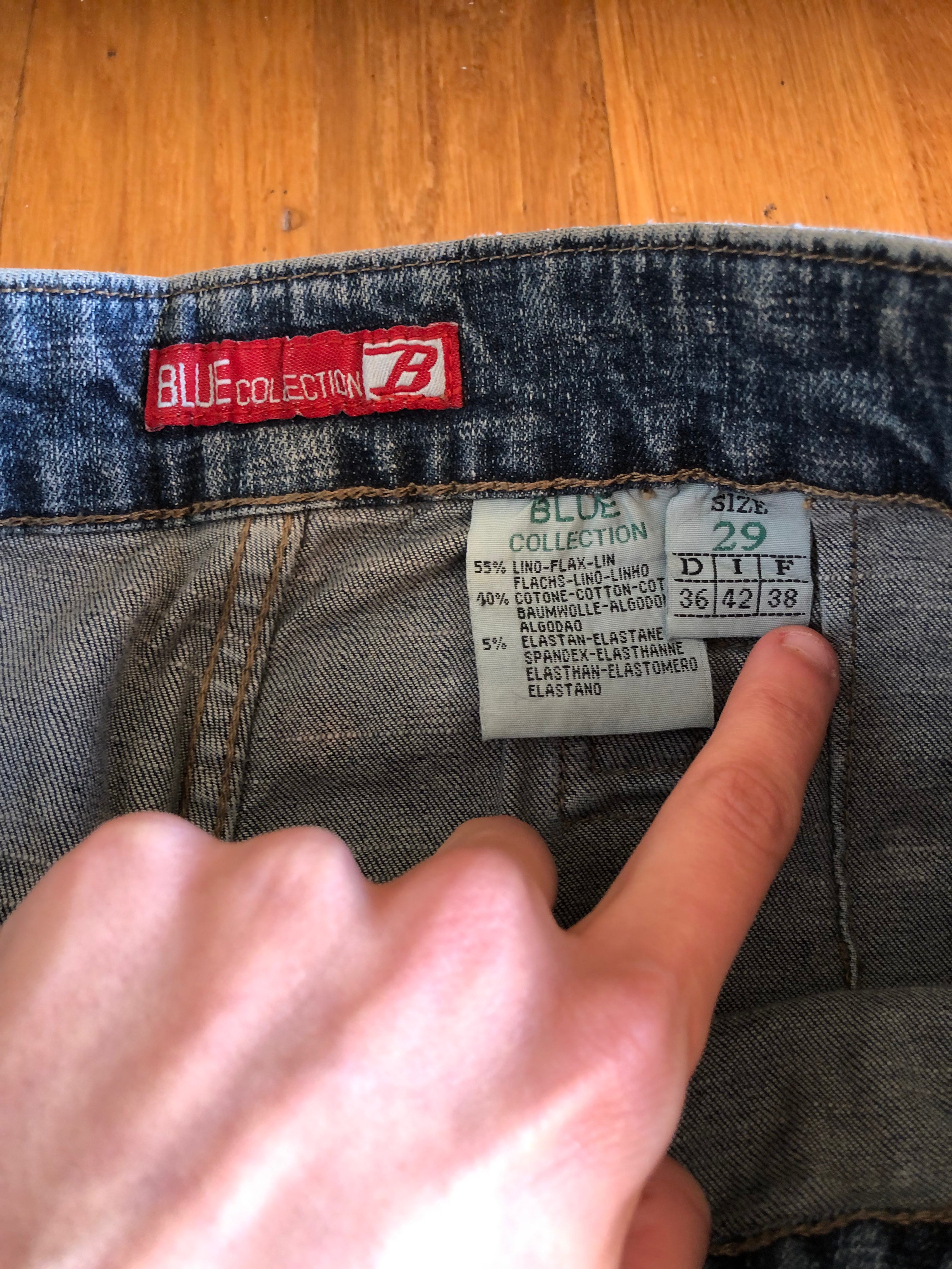 Jeans vintage anni 90 svasati. Molteplici tasche tonde