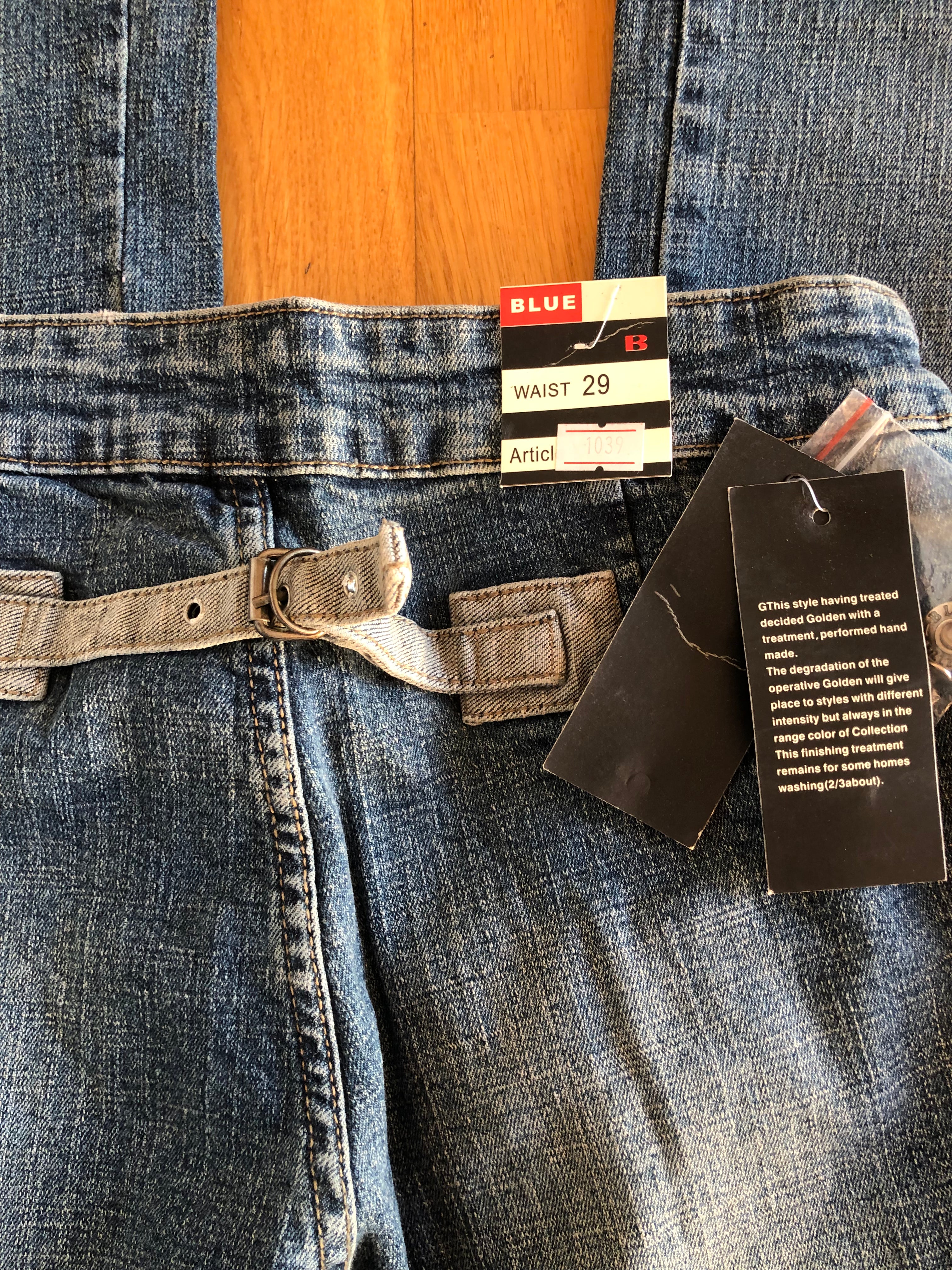 Jeans vintage anni 90 svasati. Molteplici tasche tonde