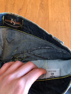 Jeans Vintage anni 90 con sagomature chiare. Svasati zip in fondo