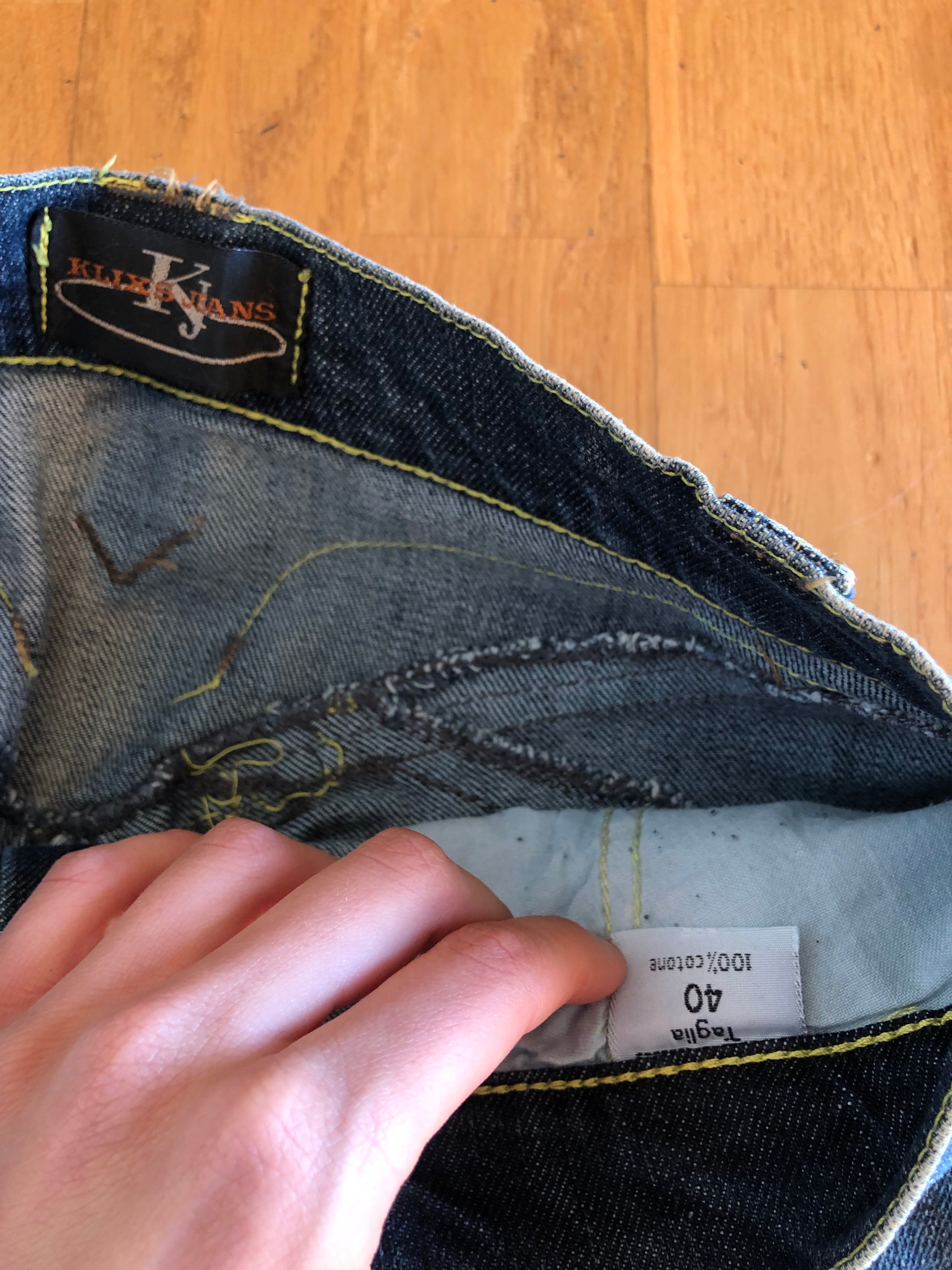 Jeans Vintage anni 90 con sagomature chiare. Svasati zip in fondo
