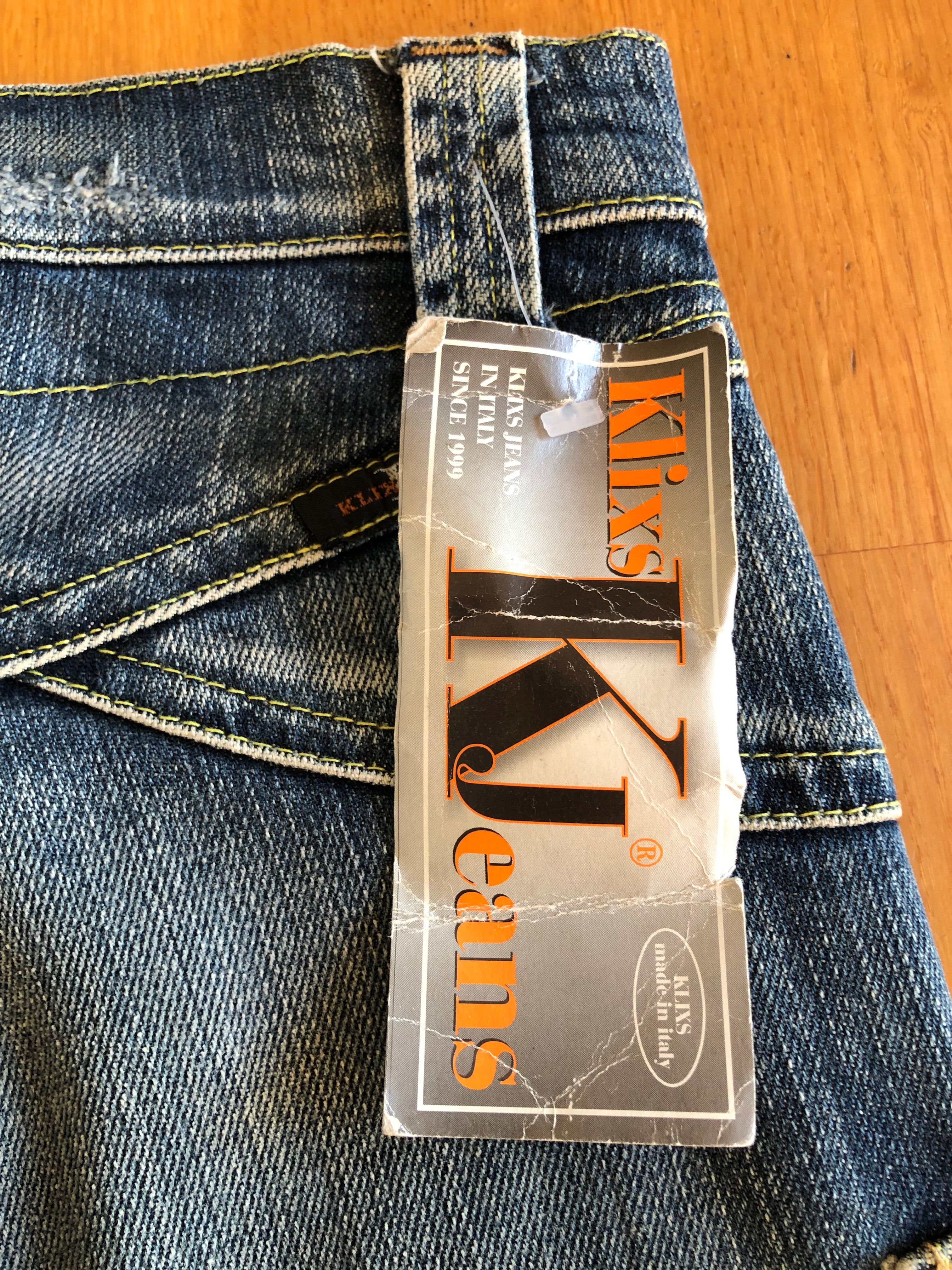 Jeans Vintage anni 90 con sagomature chiare. Svasati zip in fondo