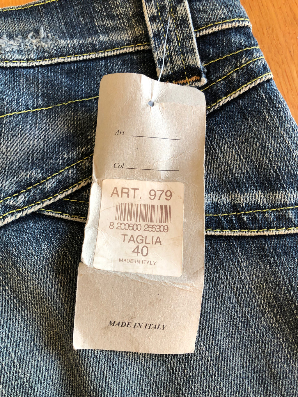 Jeans Vintage anni 90 con sagomature chiare. Svasati zip in fondo