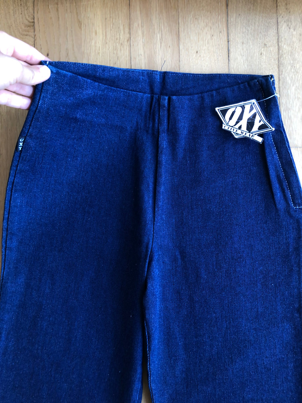 Dunkelblaue Jeans mit seitlichem Reißverschluss und Schlag im Stil der 90er
